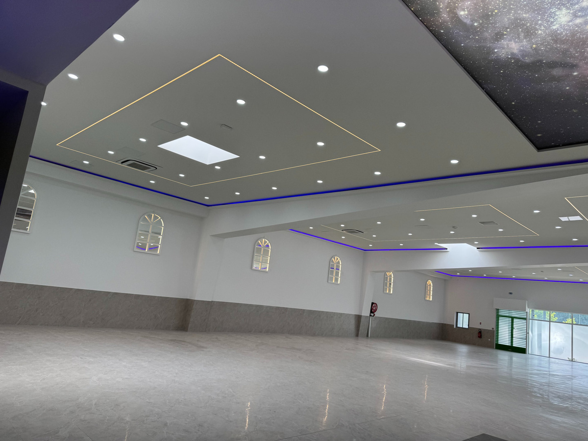 Vue intérieure de la salle Le Festif avec éclairage et plafond galaxy